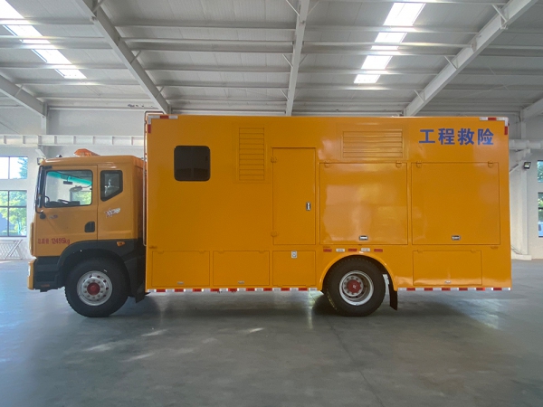 東風(fēng)D9工程救險(xiǎn)車(chē)帶休息室